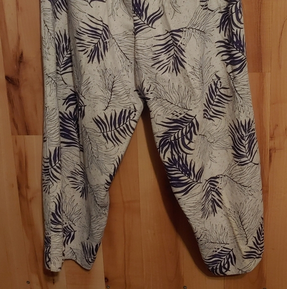 Sag Harbor Petite Women's Pants(14) Top (16) Capri Set Black Cream Leaf Pattern - Picture 3 of 10